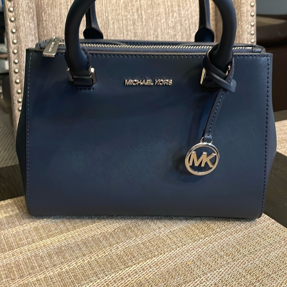 Satchel- Navy Blue
• Faux leather
• 88